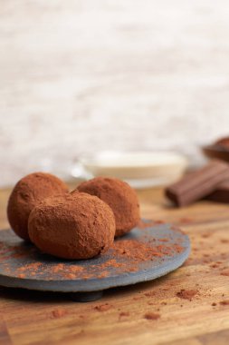 Çikolatalı trüf, kakao ve süt.