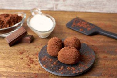 Çikolatalı trüf, kakao ve süt.