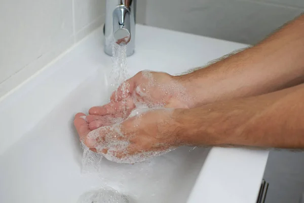 Lavagem Mãos Com Sabão Banheiro — Fotografia de Stock