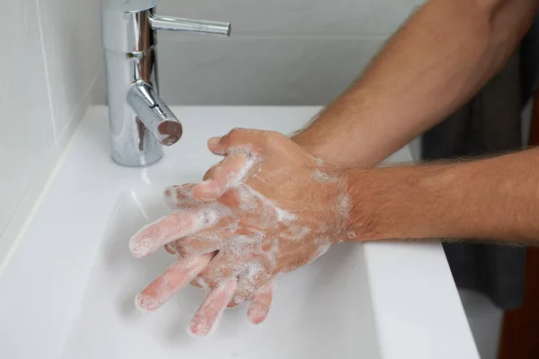 Praní Rukou Mýdlem Koupelně — Stock fotografie