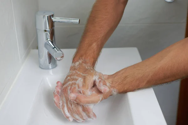 Lavarse Las Manos Con Jabón Baño — Foto de Stock