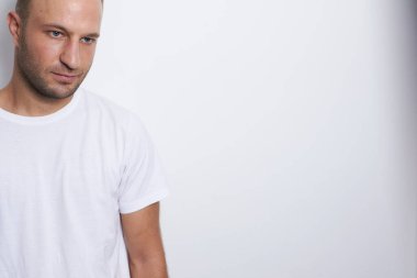 Düşünceli adam yere bakıyor.