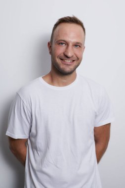 Beyaz arka planda gülümseyen bir adam