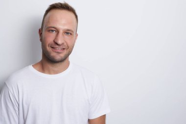 Beyaz arka planda gülümseyen bir adam