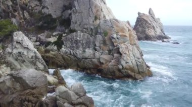 Denizde kayalar, denize açılan hava manzarası.