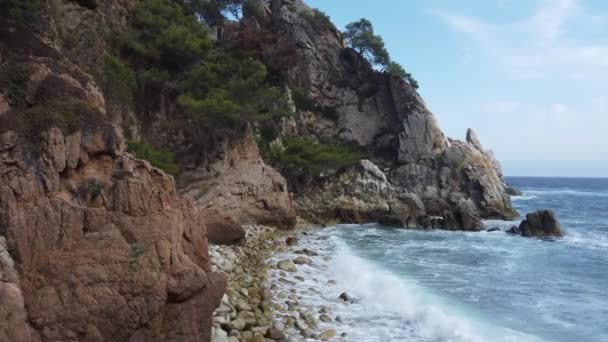 Praia Pedras Rochas Mar Vista Aérea Saindo Para Mar — Vídeo de Stock