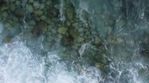 Verticaal Zicht Vanuit Lucht Wegvliegend Van Het Water Een Stenen — Stockvideo