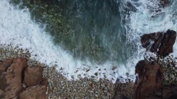 Ondas Praia Pedras Vista Vertical Close — Vídeo de Stock