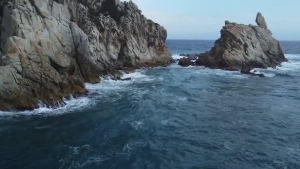 Eine Welle Kracht Auf Die Felsen Starre Luftaufnahme — Stockvideo