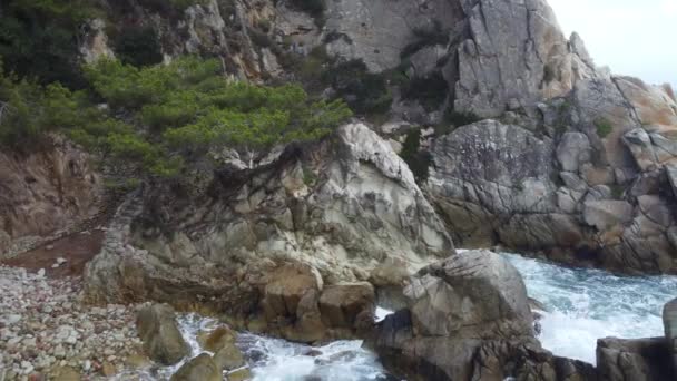 Una Roca Mar Vista Aérea Que Sale Mar — Vídeo de stock