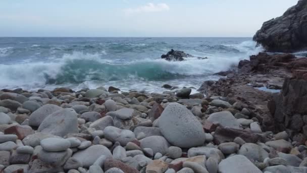 Ένα Κύμα Συντρίβεται Μια Παραλία Πέτρες Σταθερή Θέα Στη Θάλασσα — Αρχείο Βίντεο