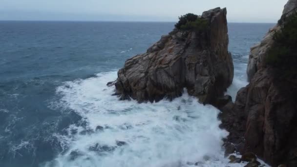 海浪拍击岩石 固定的空中景观 — 图库视频影像