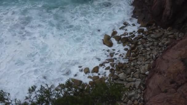 Een Golven Crashen Rotsen Vast Zicht Vanuit Lucht — Stockvideo