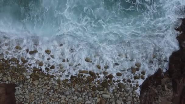 Verticaal Zicht Vanuit Lucht Naderend Naar Het Water Een Stenen — Stockvideo