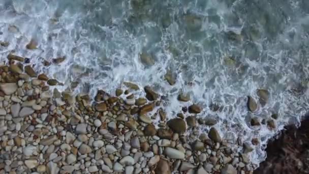 Een Golven Stenen Strand Close Verticaal Uitzicht — Stockvideo