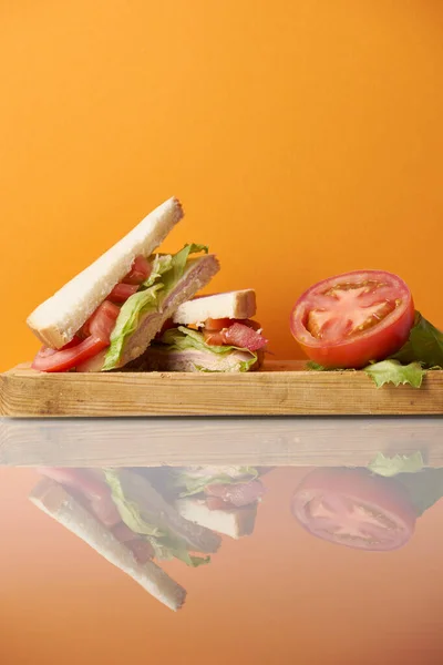 Здорове Шинка Сирний Бутерброд Помідорами Салатом Помаранчевому Фоні — стокове фото