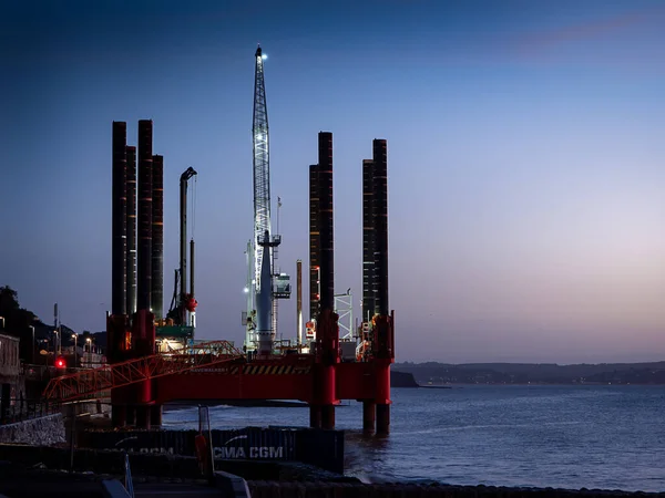 DAWLISH, DEVON, İngiltere - 12 Kasım 2020: Wavewalker 1 platformu Dawlish 'te mevcut deniz duvarını yükseltmek için devam eden çalışmaları kolaylaştırmak için