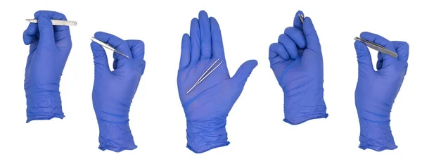 女人的手戴着蓝色的硝酸铵检查手套 手持不同姿势的镊子 被白色的背景隔离了没有皮肤 — 图库照片