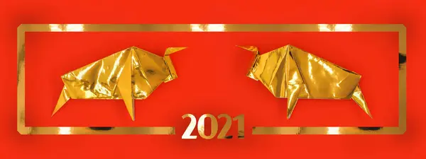 Öküz Yılı. 2021 Ay Yeni Yılı için kırmızı ve altın renkli yatay pankart