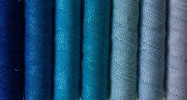 日陰の順序で青い糸のスプール — ストック写真