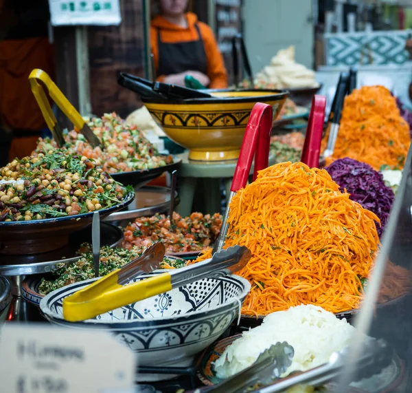 Street Food Stall Piles Fresh Vegetables Salad Ready Lunch Time — Stock Photo, Image