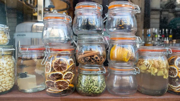 Bristol, İngiltere - 12 Şubat 2020: Aromatik, infüzyon ve malzemeler St. Nicholas Caddesi 'ndeki Brozen Bar' ın vitrininde. Sıvı nitrojen kokteyllerinde uzmanlaşmış bir bar.