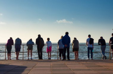 Teignmouth, İngiltere - 20 Ağustos 2020: Sahili ziyaret edenler denize bakıyor