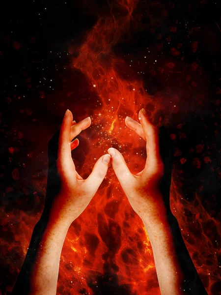 手向上伸出 被火焰和火花环绕 在初夏庆祝Beltane篝火节 异教徒和邪恶者的传统火种 图库图片