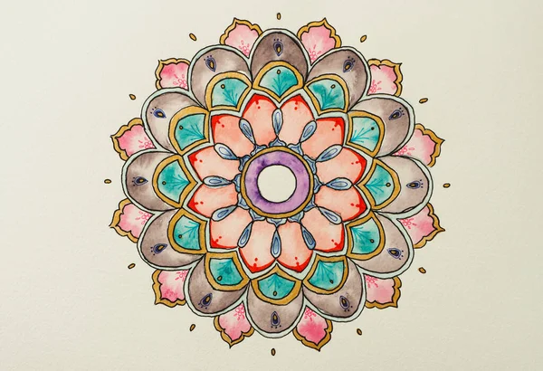 Mandala suluboya deseni. Suluboya kağıdındaki orijinal tablo