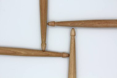 Çubuklar geometrik olarak beyaz arkaplana yerleştirildi