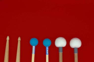 Fotokopi alanı olan kırmızı arkaplanda vurmalı çekiçler.