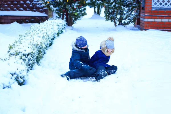 Små flickor leka i snön, kasta snö, falla, ha kul, prata och kommunicera — Stockfoto