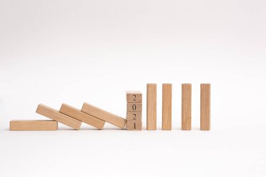 Yeni Yıl 2021 konsepti geliyor. Eski yıl 2020 'den 2021' e. Eski yıl konsepti. 2021 yılınız kutlu olsun 2020 'nin yerine. Yeni umutlar, 2021 heyecanı.