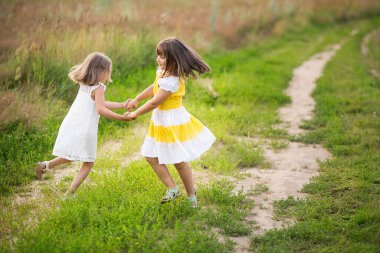Tarlada koşuşturan duygusal kardeşler, özgürlük, mutluluk ve çocukluk kavramı, yaşam tarzı, yaz