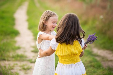 Tarlada koşuşturan duygusal kardeşler, özgürlük, mutluluk ve çocukluk kavramı, yaşam tarzı, yaz