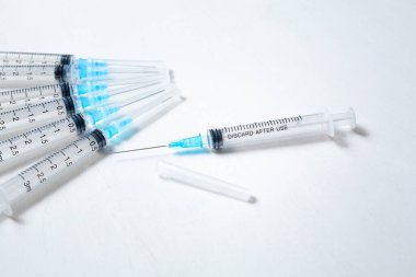 Deri altı enjeksiyonu. Mavi iğneli şırıngalar. Tıbbi Enjektörler. Boşluğu kopyala