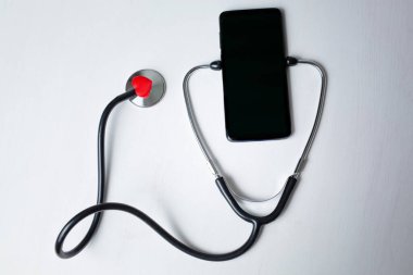 Smartphone 'a steteskop teşhisi konuldu. Beyaz arka planda, fotokopi alanı ile izole edildi. Telefon onarımı ve servis kavramı