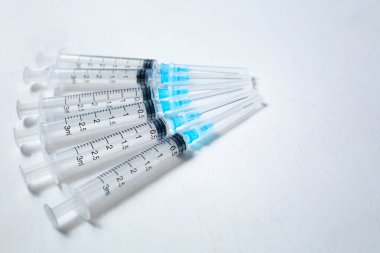 Deri altı enjeksiyonu. Mavi iğneli şırıngalar. Tıbbi Enjektörler. Boşluğu kopyala