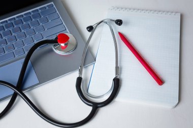 Doktor, hastanedeki hastaya semptomları ve tıbbi tedaviyi açıklar.