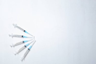 Deri altı enjeksiyonu. Mavi iğneli şırıngalar. Tıbbi Enjektörler. Boşluğu kopyala