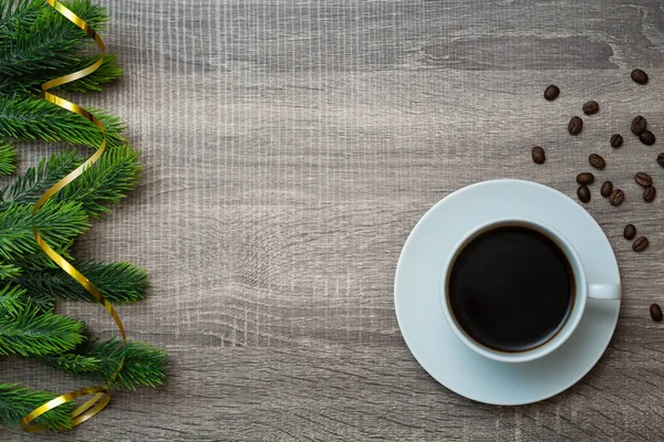 Кубок кави з різдвяними прикрасами на дерев'яному столі. — стокове фото