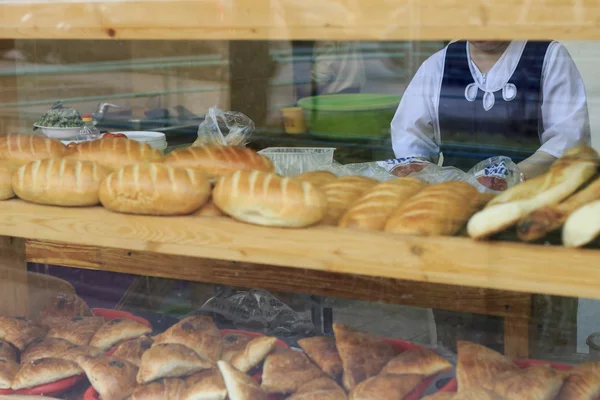 Świeżo upieczony chleb w storefront piekarni — Zdjęcie stockowe