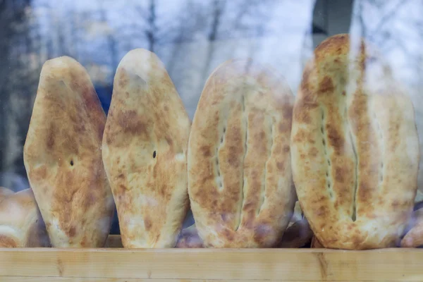 Frissen sült kenyeret, a kirakat a pékség — Stock Fotó