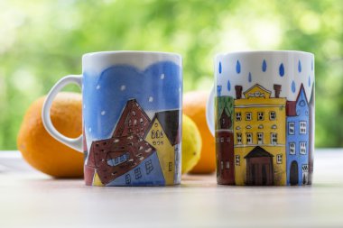 Yaz yeşil zemin üzerine bir gün içinde iki kişilik kahvaltı.