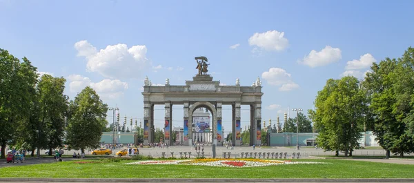 Moscou, Rússia - 29 de junho de 2016: A entrada principal do Centro de Exposições VDNKh — Fotografia de Stock