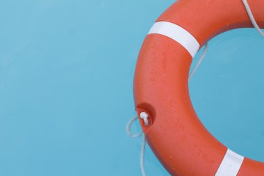 Turkuaz su ile Yüzme havuzunda turuncu lifebuoy