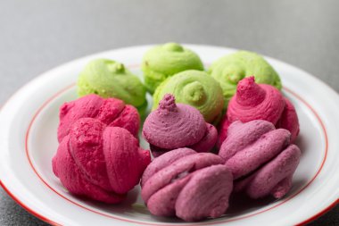 Parlak mor, pembe ve fıstıklı kek portre