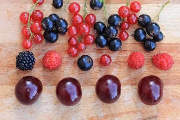 Beeren rote und schwarze Johannisbeeren, Himbeeren, Brombeeren und Kirschen Nahaufnahme — Stockfoto