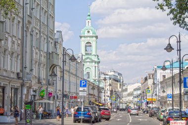 Moscow, Rusya Federasyonu: Pyatnitskaya Caddesi. Çalışma günü, yaz sıcağında. 