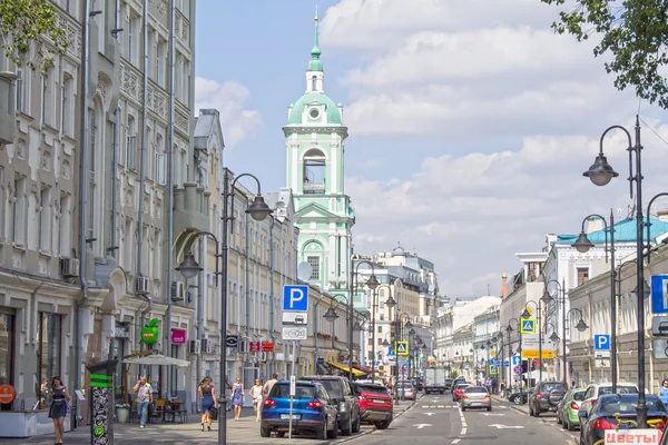 МОСКВА, РОССИЯ: Пятницкая улица. Рабочий день, летняя жара . — стоковое фото